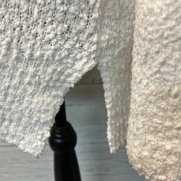 NWOT Woman’s Long Sleeve Crewneck Side Slit Popcorn Sweater - Picture 4 of 7